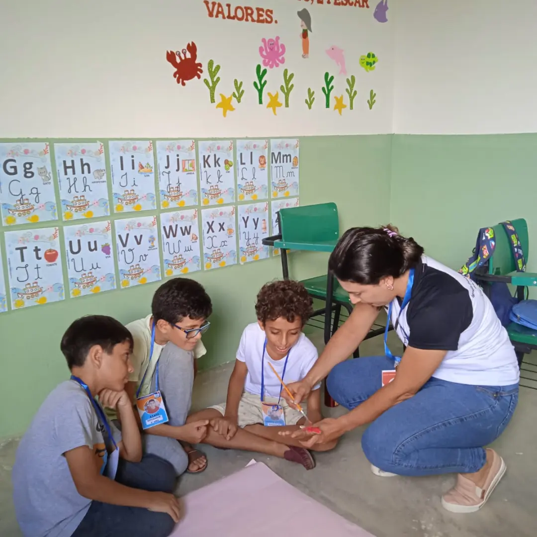 An educator leading a classroom activity with children at Instituto Semear